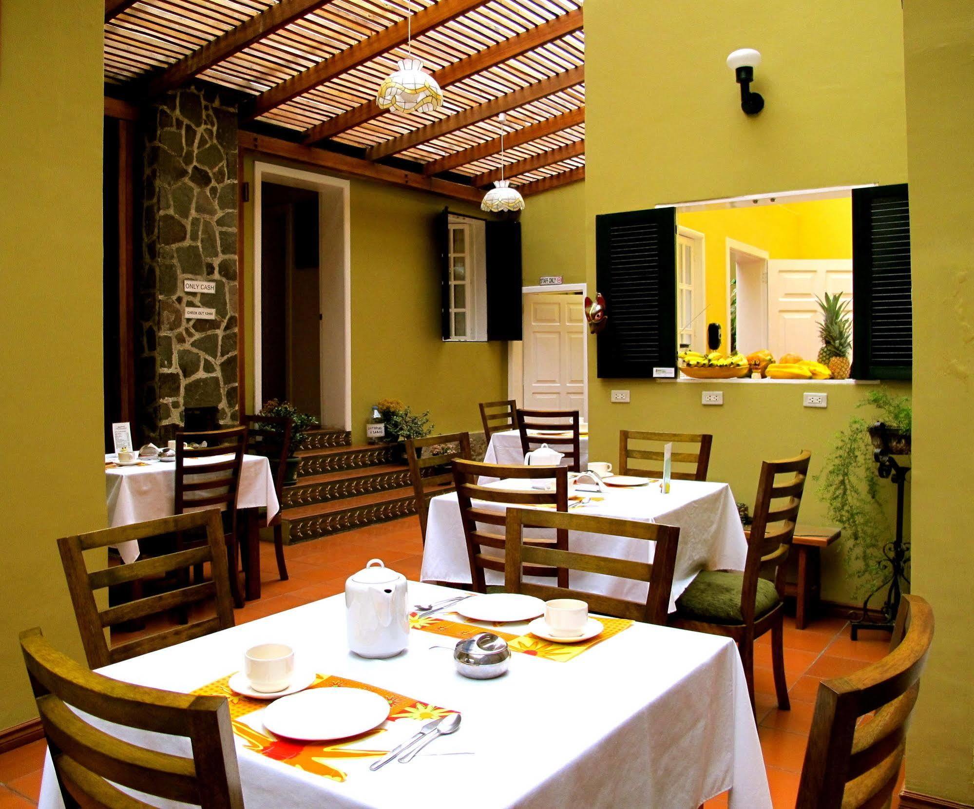 Hotel Cayman Quito Buitenkant foto